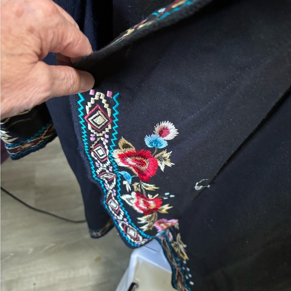 Vintage collection black robe sweater, so pretty, fits size large, extra large - Picture 2 of 7